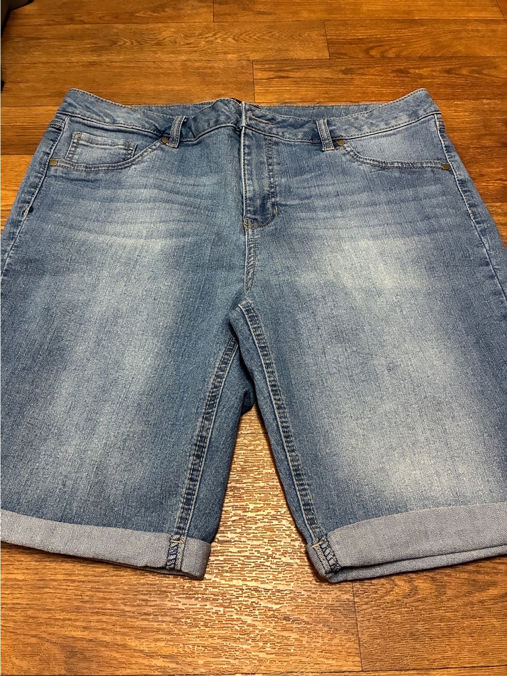 Women’s Classic Light Wash Denim Bermuda Shorts Size 16